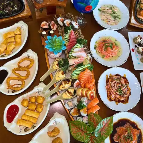 Prato do rodízio com apresentação do Sushi Poá