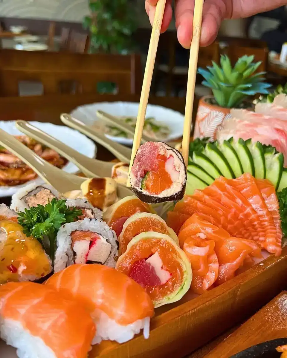 Seleção de sushis e temakis do rodízio do Sushi Poá