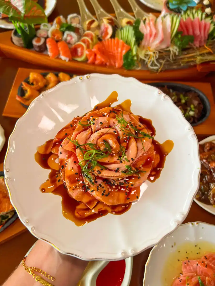 Seleção de pratos frescos da culinária japonesa do Sushi Poá